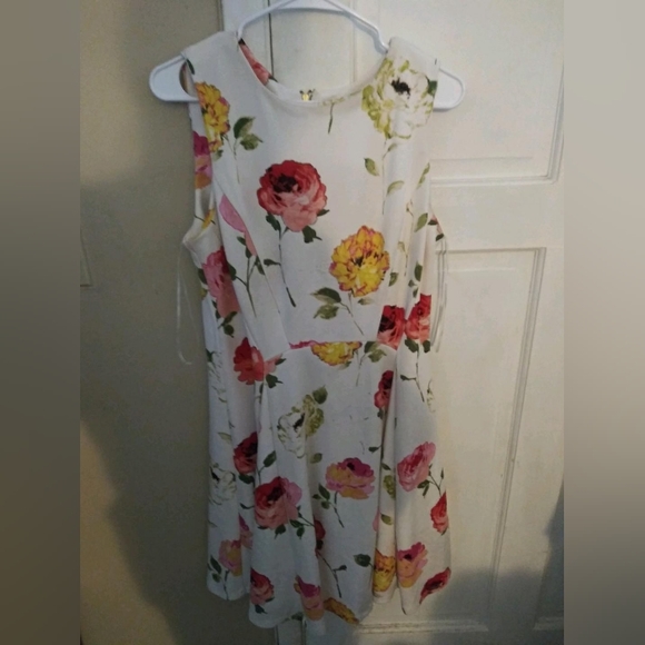 Woman's floral summer dress - Picture 2 of 3